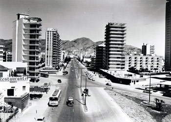Foto de los inicios del turismo en la playa de poniente de Benidorm