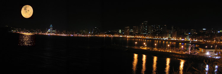 Foto nocturna de la playa de poniente de Benidorm desde el mirador del Mediterrneo (castillo)