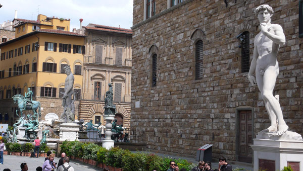 Réplica del David de Miguel Ángel enfrente del Palazzo della Signoria