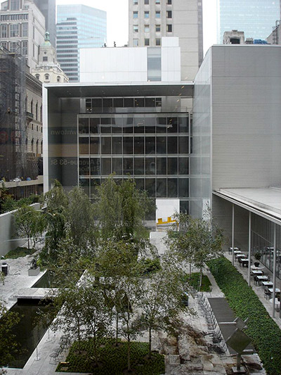 Foto de la entrada ajardinada del MOMA (Museum of Modern Art) de Nueva York Foto de la entrada ajardinada del MOMA (Museum of Modern Art) de Nueva York