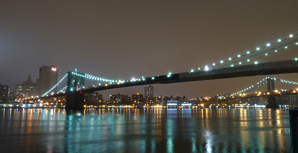 Foto nocturna del puente de Brookling con Manhattan de fondo