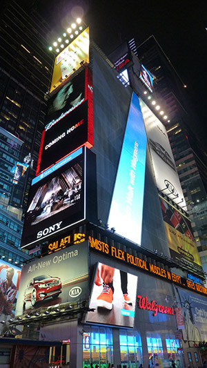 Edificio en Times Square de noche