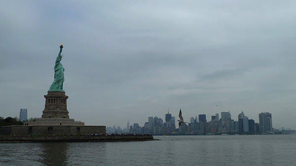 Estatua de la libertad de Nueva York y Manhattan de fondo