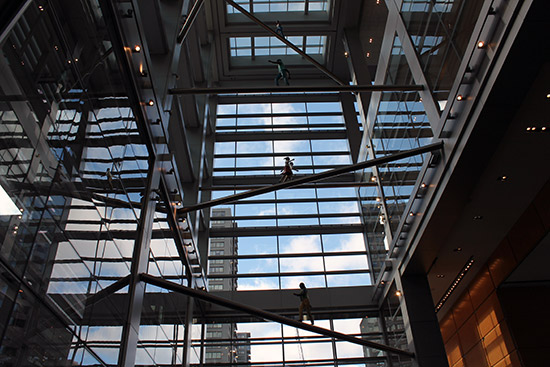 Humanidad en movimiento de Jonathan Borofsky en la entrada al Rascacielos Comcast Center de Philadelphia Humanidad en movimiento de Jonathan Borofsky en la entrada al Rascacielos Comcast Center de Philadelphia