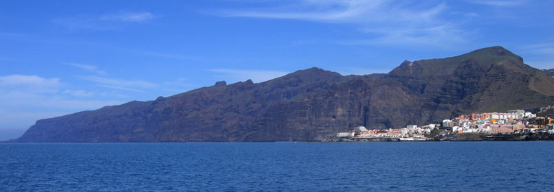 Panorámica de los acantilados de los Gigantes a la izquierda se puede observar la Punta de Teno