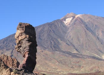 Roques de Garca en primer plano al fondo el Teide