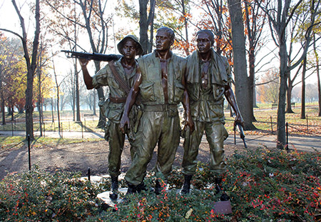 Foto tres soldados del Monumento veteranos Guerra de Vietnan en Washington DC (Vietnam Veterans Memorial)