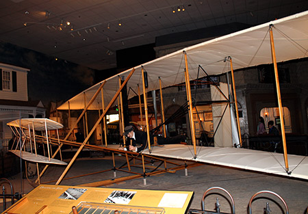 Foto del avin de los hermanos Wright en el Museo Nacional del aire y del espacio de Washington DC